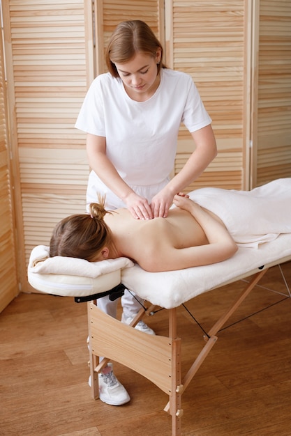 Masseur delegeert therapeutische massage aan de patiënt