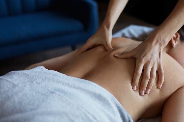 Masseur maakt massage