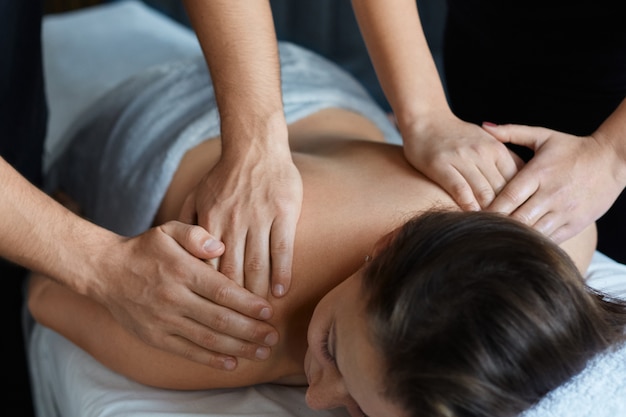 Masseur maakt massage