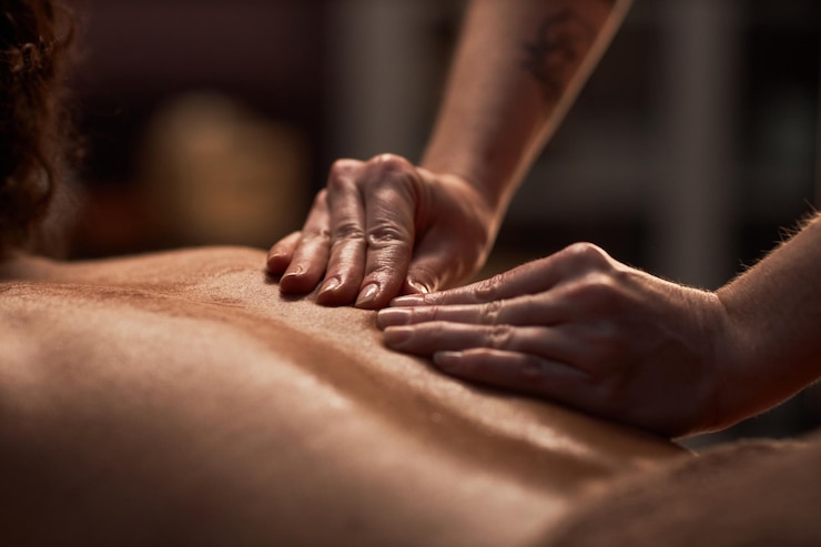 Photo masseuse using petrissage technique