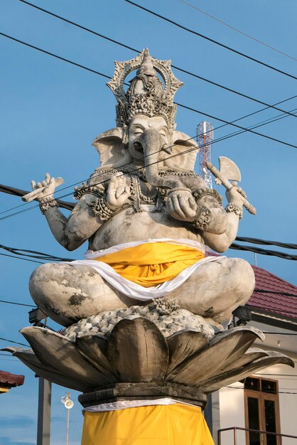 Massief standbeeld van Ganesh in kleine stad in Bali met elektrische draden Indonesië