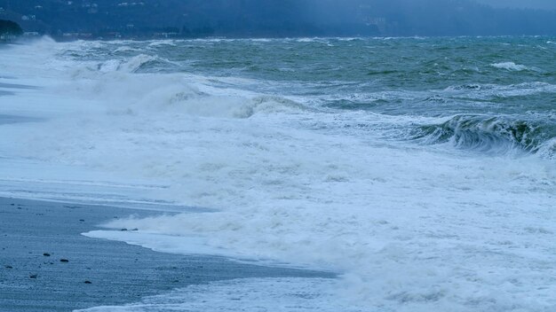 Massieve golven botsen tegen de kust in een tyfoon en orkaan windstorm Adjara georgië statisch