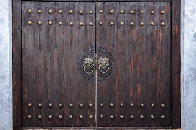 Massieve houten poort in japanse stijl.