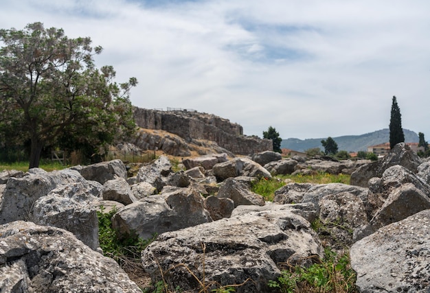 Massicci massi formano le mura della fortezza e del palazzo di tirinto in grecia