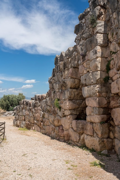 거대한 바위는 그리스의 티린스 요새와 궁전의 벽을 형성합니다.
