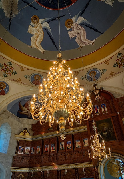 Фото Массивная люстра внутри церкви узундёво в болгарии
