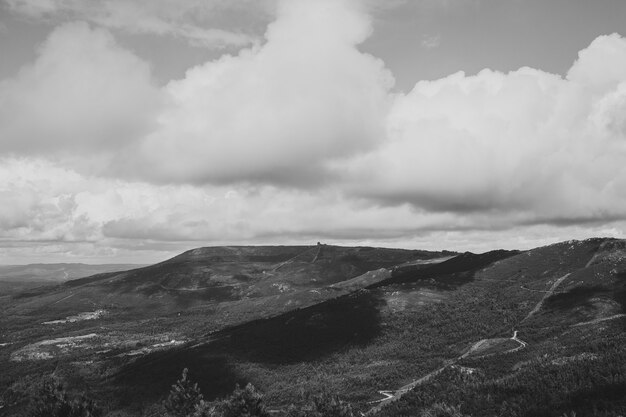 山の上の巨大な雲