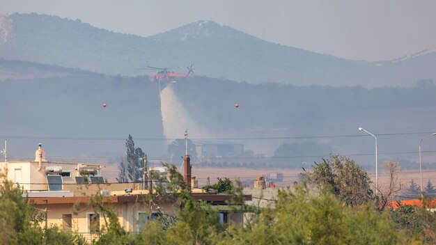 공항 비상 상황 공중 소방 근처 Alexandroupolis Evros 그리스에서 대규모 화재