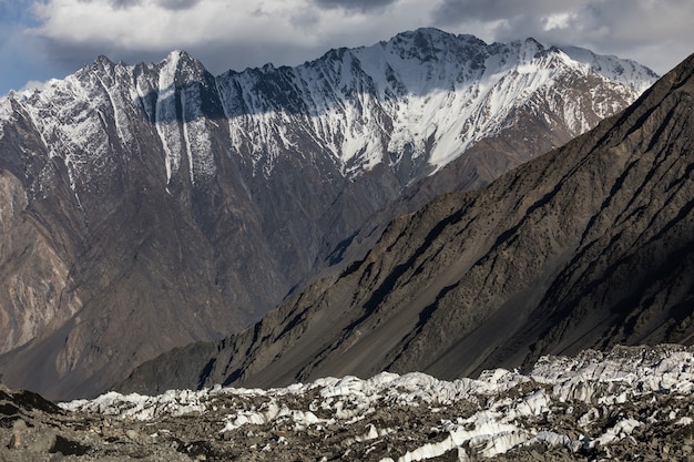 Photo massive glacier ice field in mountains. high quality photo