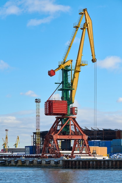 Photo massive harbor cranes in seaport. heavy load dockside cranes in port