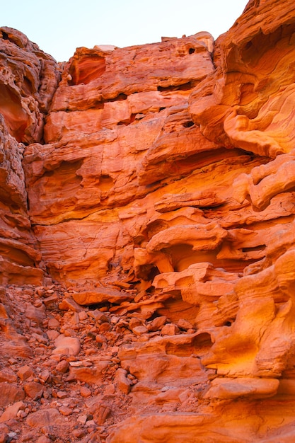 写真 砂漠の赤い峡谷の巨大な岩