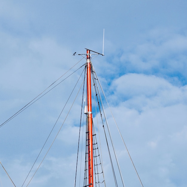 Mast van de zeilboot, zeil en touw