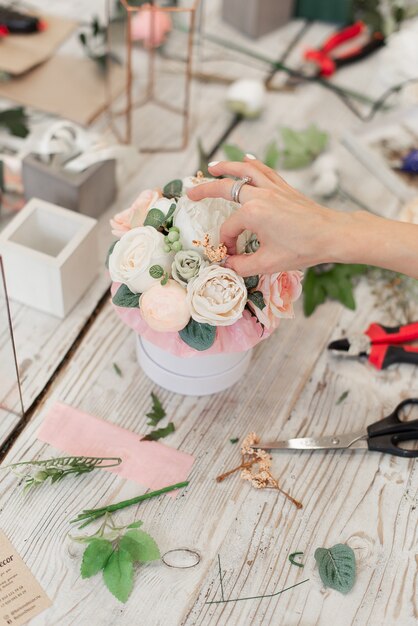 Photo master class on making bouquets. summer bouquet. learning flower arranging, making beautiful bouquets with your own hands