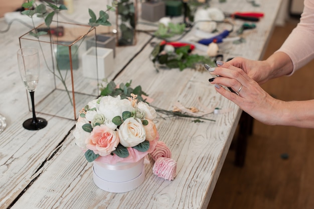 Photo master class on making bouquets. summer bouquet. learning flower arranging, making beautiful bouquets with your own hands