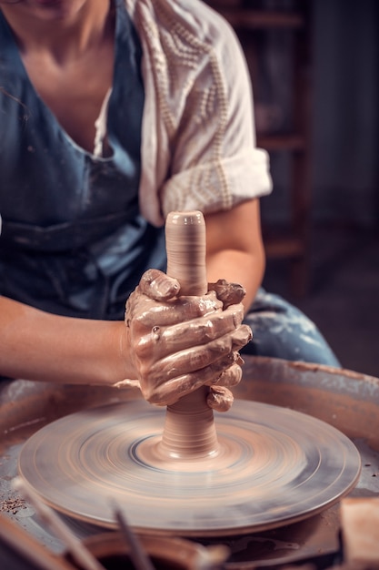 ろくろの粘土のモデリングに関するマスタークラス陶器のワークショップで