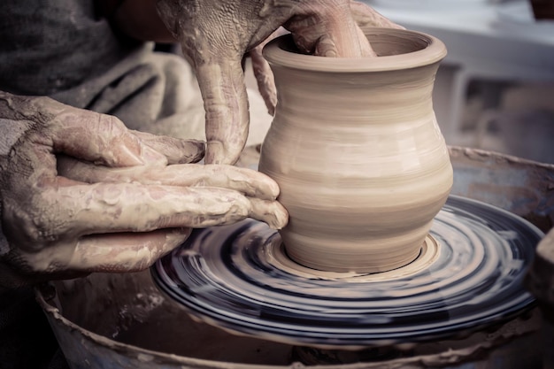 ろくろの粘土のモデリングに関するマスタークラス陶器のワークショップで