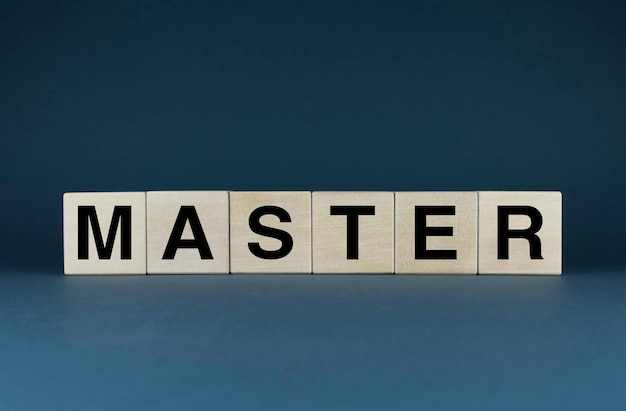 Master Cubes vormen het woord Master