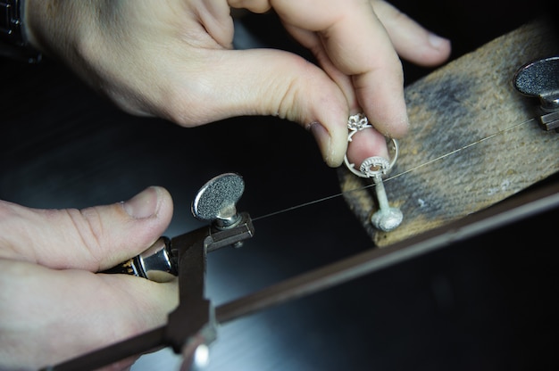 Il maestro gioielliere crea l'anello. colata, lucidatura e risultato finale.