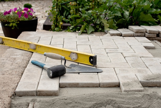 The master  lays paving stones in layers