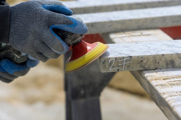 Master maalt en gepolijste granietsteen met schuurgereedschap