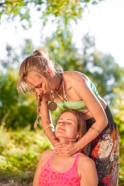 Master massagetherapeut past haar massagevaardigheden toe op haar cliënt in de natuur.