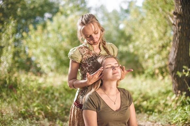 Master massagetherapeut zorgt voor een grondige massage in het daglicht