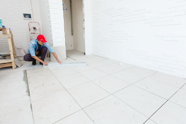 The master puts ceramic tiles on the floor