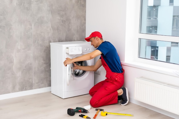 Master repairs the broken washing machine