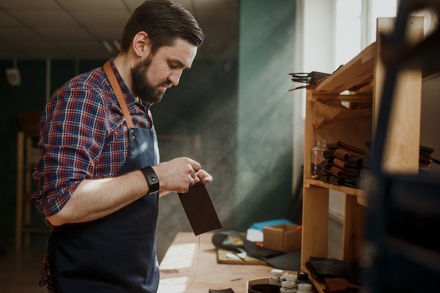 Master tanner werkt in werkplaats