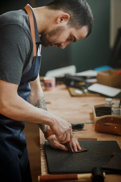 Master tanner werkt in werkplaats