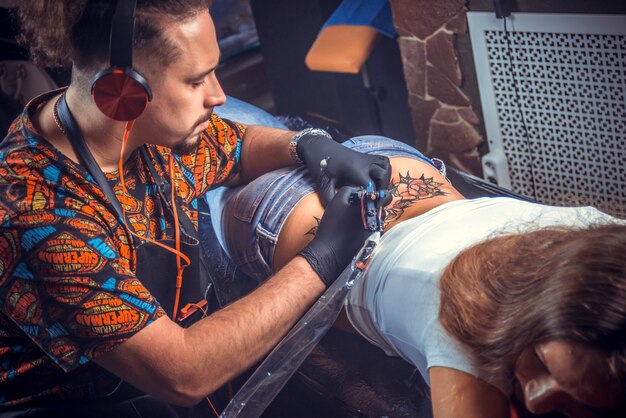 Master tatoeëerder tattoo kunst maken in tattoo studio