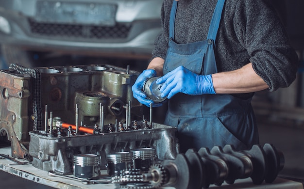 Master verzamelt een herbouwde motor voor auto.