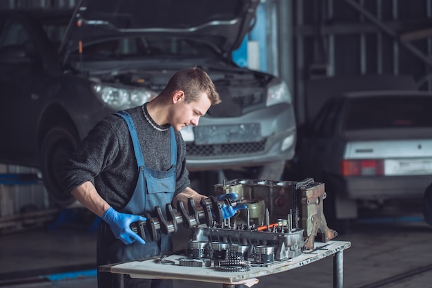 Master verzamelt een herbouwde motor voor de auto.