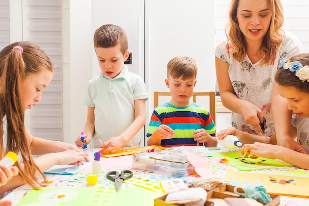 はがき作りのマスタークラス、かわいい子供たちが一緒に時間を過ごす