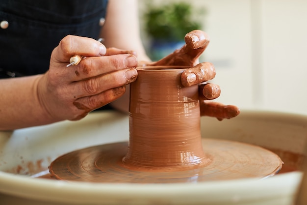 Masterclass over de vervaardiging van kleiproducten, werk op een pottenbakkersschijf.