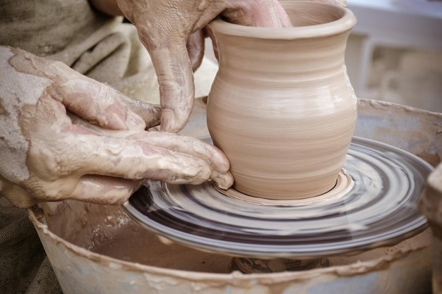 Masterclass over het boetseren van klei op een pottenbakkersschijf In de pottenbakkerij