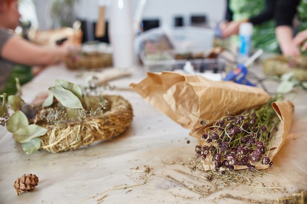 Masterclass voor het maken van kerstkransen in rustieke stijl