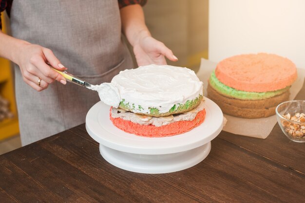 Masterclass voor het maken van kleurkoektaart met witte room