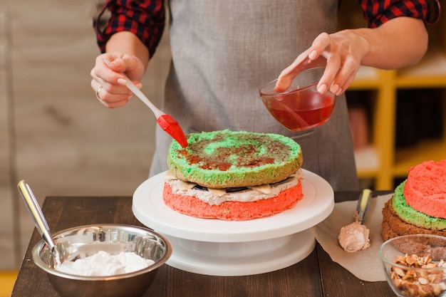 Masterclass voor het thuis bereiden van kleurkoektaart met witte room