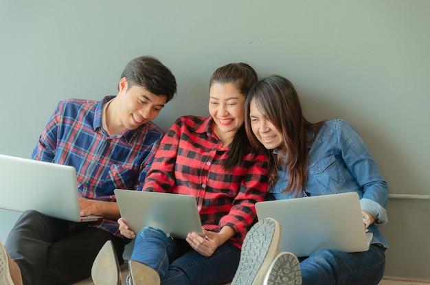 Masterstudenten van drie personen zitten en denken na over een ontmoeting over projecten voordat ze afstuderen