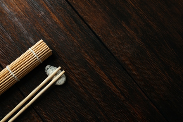 Mat voor broodjes en eetstokjes voor chinees aziatisch voedsel op donkere houten achtergrond