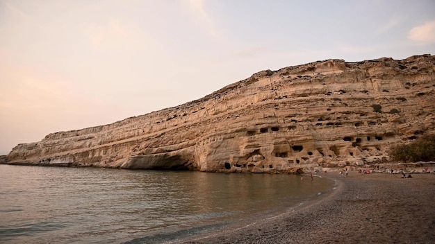 Пляж Матала в Греции на острове Крит. Скала с древним пещерным городом.