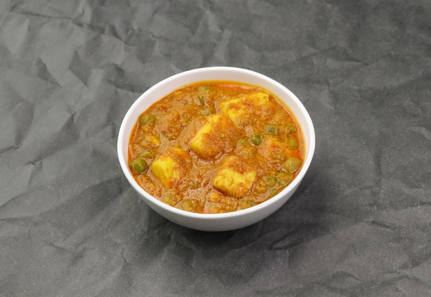 마타르 파니어 (Matar Paneer) 는 북인도 에서 인기 있는 음식 이다.