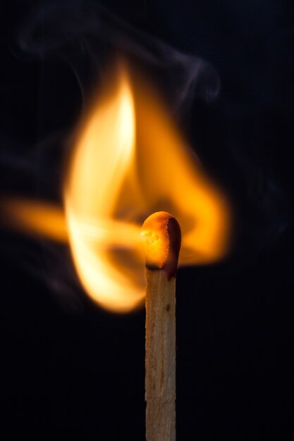 Match en vuur van vuur op wedstrijd geÃ¯soleerd op zwarte achtergrond