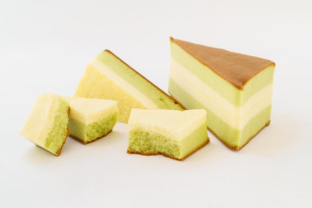 Matcha broodje taart op witte achtergrond