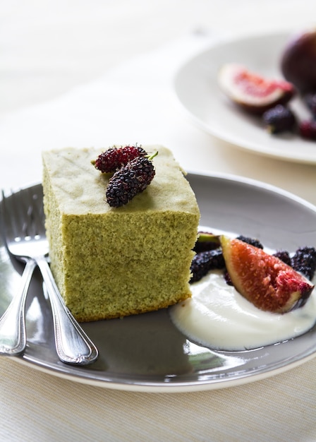 Matcha cake met vijgen, moerbeien en verse room