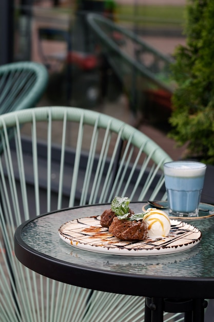 Photo matcha and creamy pie on cafe background.