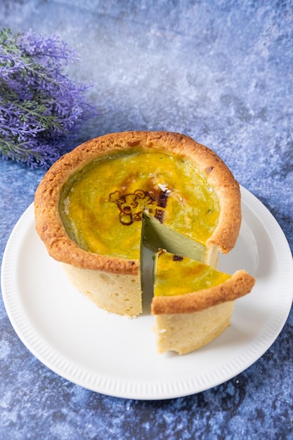 Foto crostata di formaggio al tè verde matcha