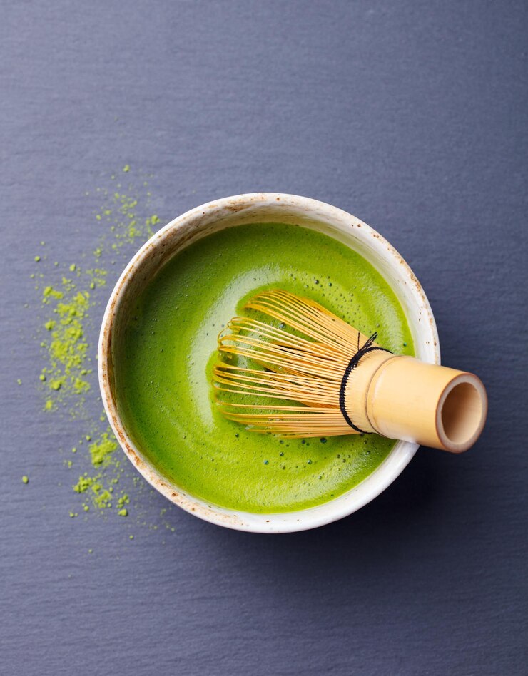 Photo matcha green tea cooking process in a bowl