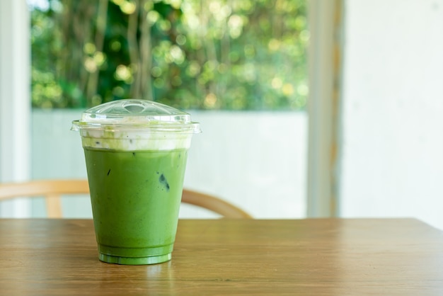 Crema di formaggio al tè verde matcha in tazza da asporto